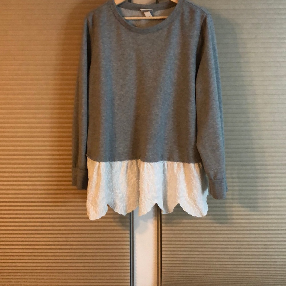 Cute grey sweatshirt with white hem
